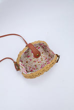 Load image into Gallery viewer, Semi Circle Straw Purse
